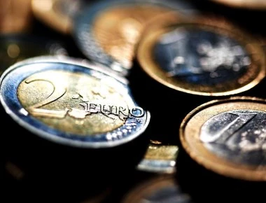 Αυξάνεται το παγκόσμιο χρέος, σφίγγει ο κλοιός για νοικοκυριά και επιχειρήσεις